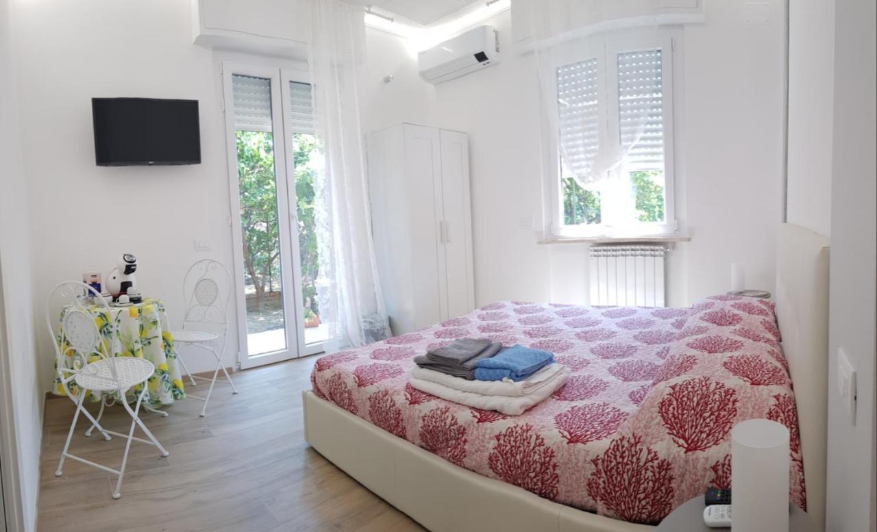 Zimmer mit Queensize-Bett und Gartenblick